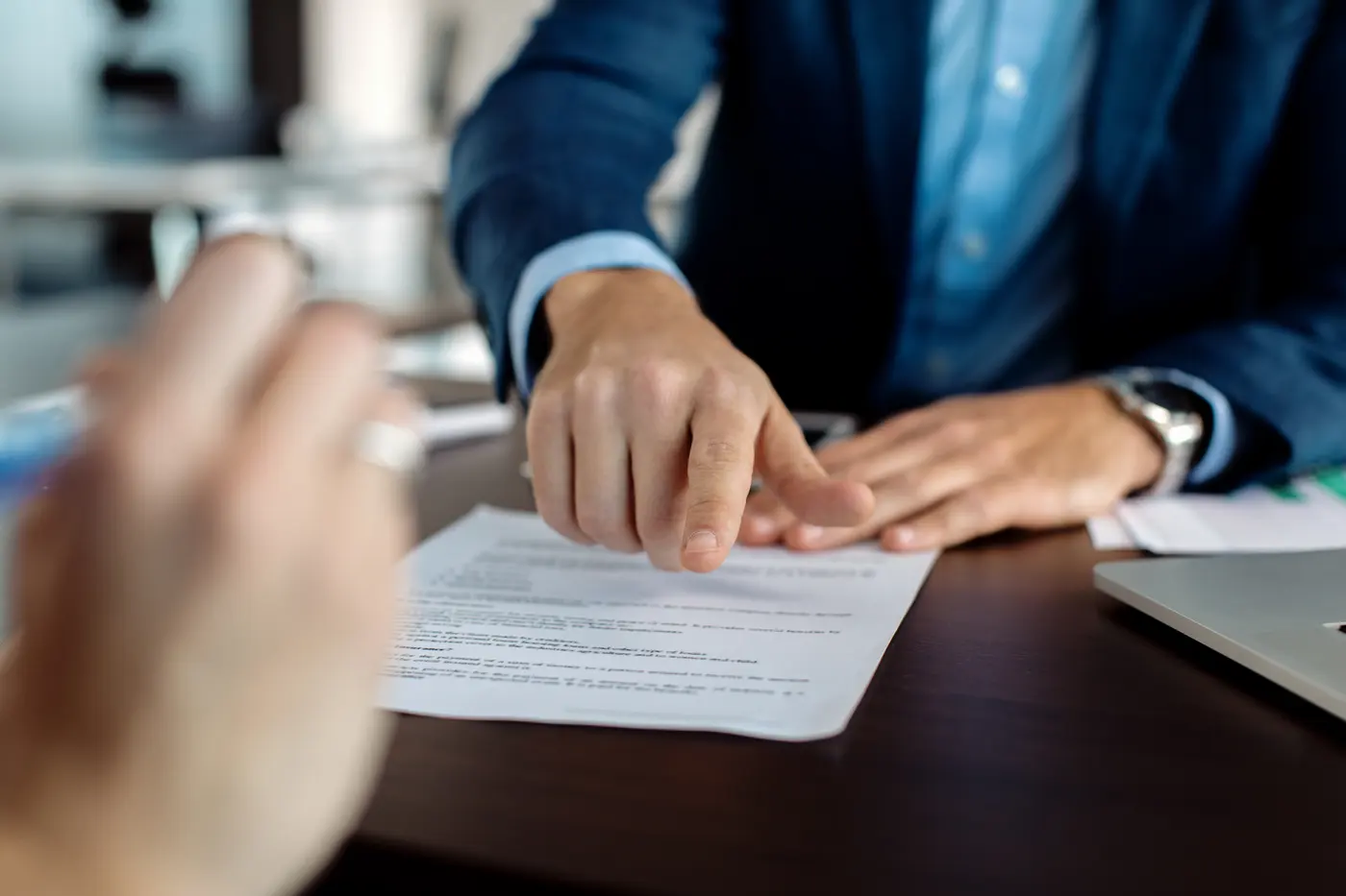 Assinatura de contrato com orientação de um consultor financeiro
