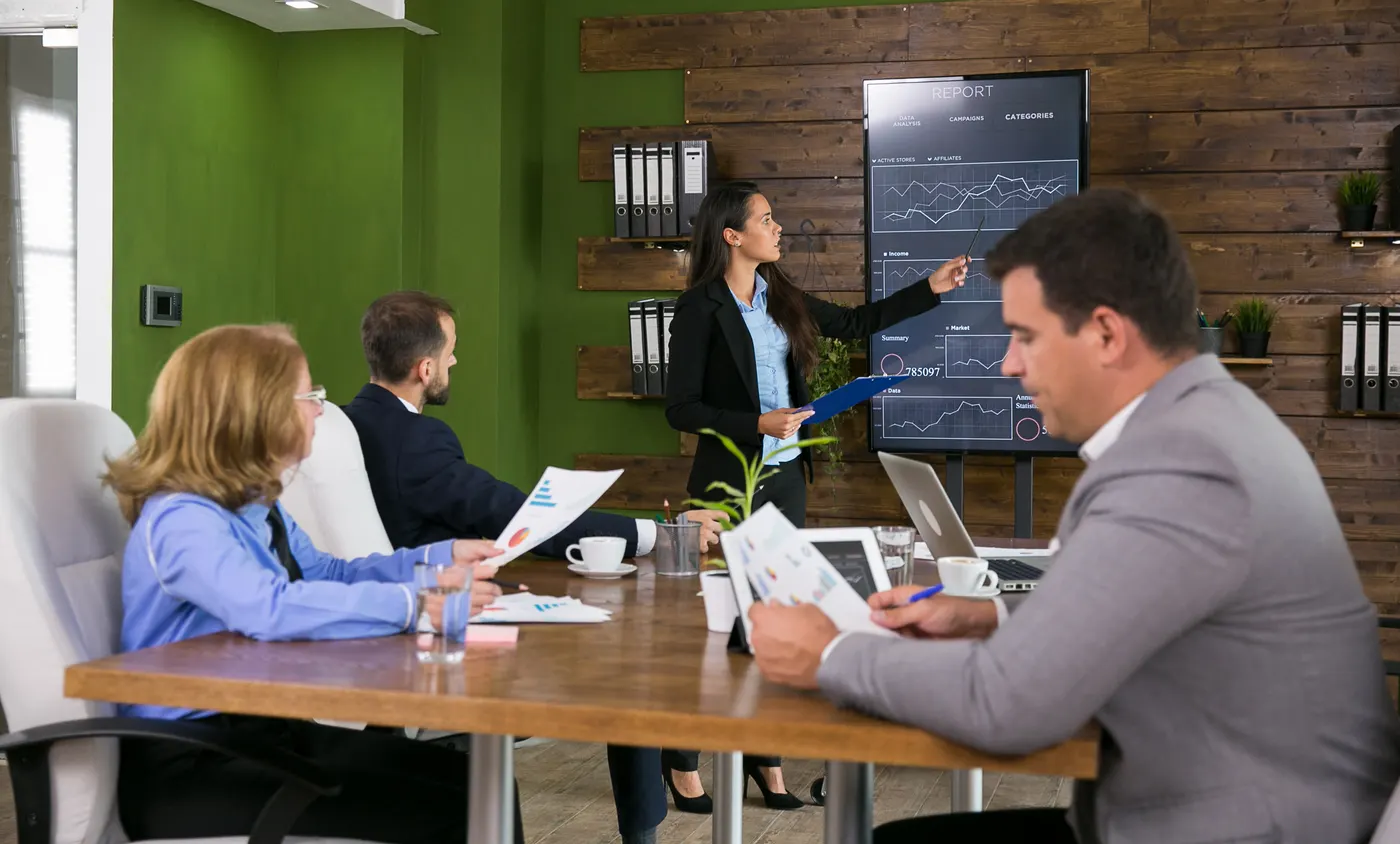 Especialistas reunidos analisando indicadores financeiros